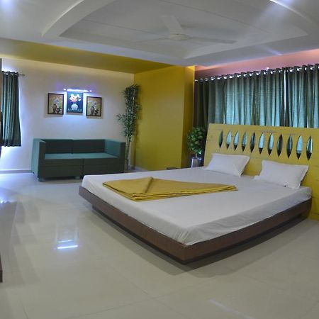 Hotel Barcelona Exotica Ahmedabad Esterno foto