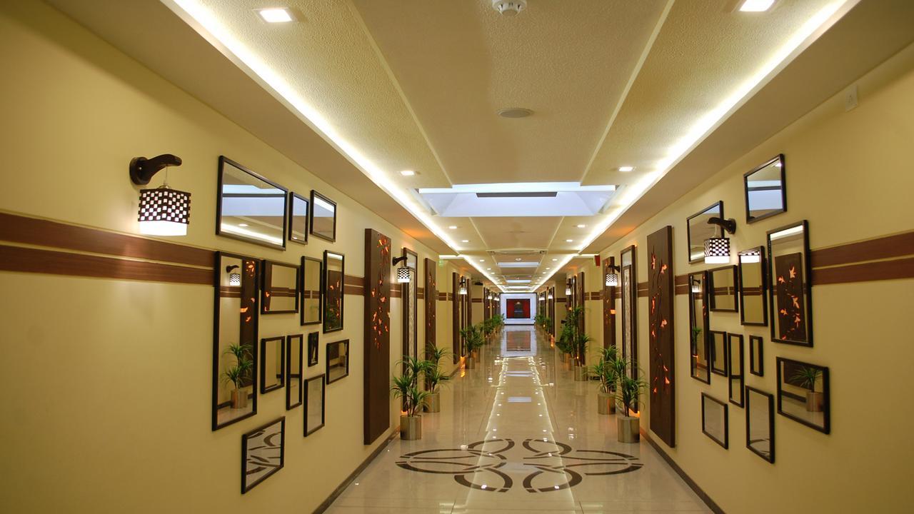 Hotel Barcelona Exotica Ahmedabad Esterno foto