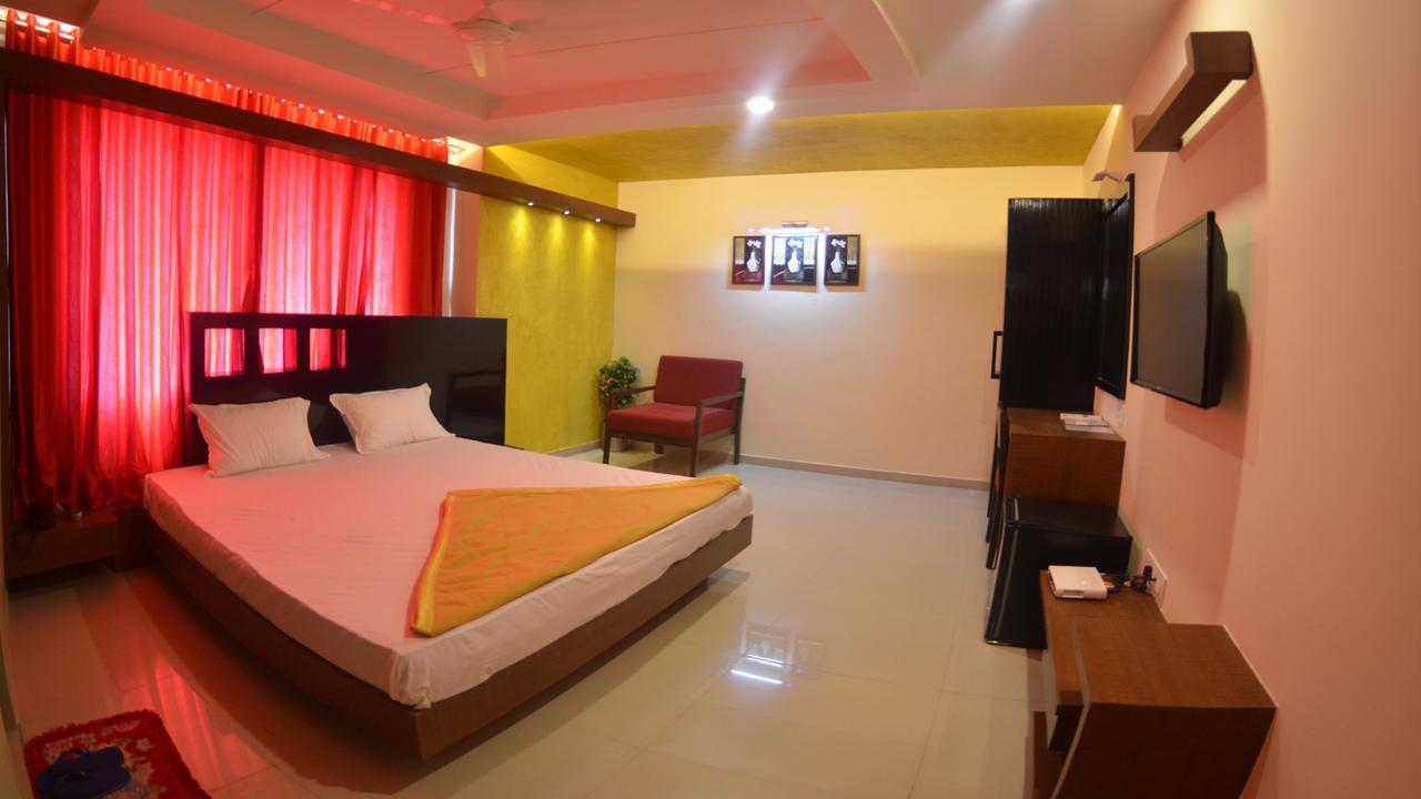 Hotel Barcelona Exotica Ahmedabad Esterno foto