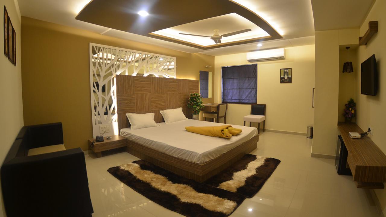 Hotel Barcelona Exotica Ahmedabad Esterno foto