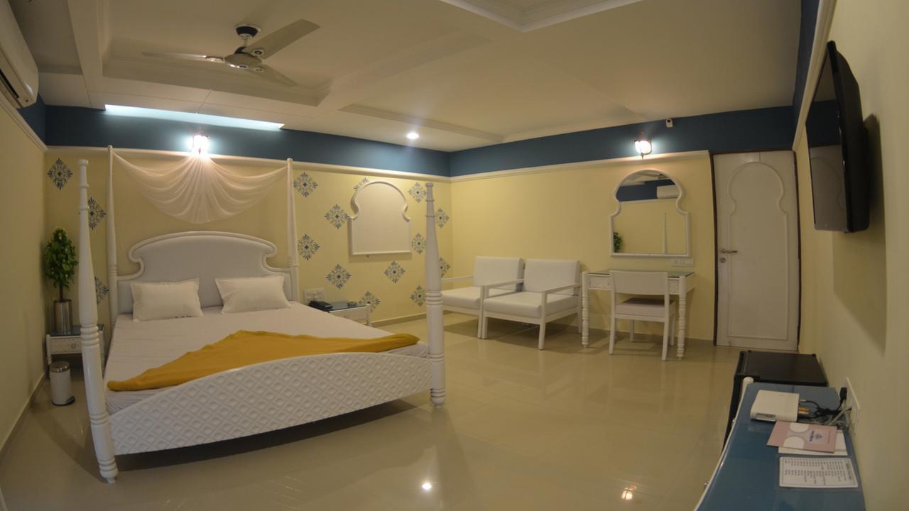 Hotel Barcelona Exotica Ahmedabad Esterno foto